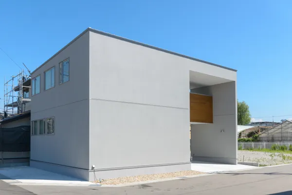 バルコニーが建物に個性的な魅力を添える家の外観