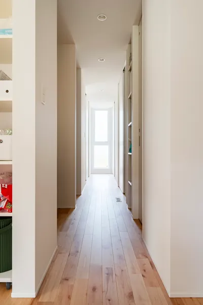 稜線を望む風景に包まれる平屋の廊下