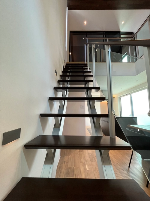 光と影のコントラストを楽しむキュービックハウスの階段