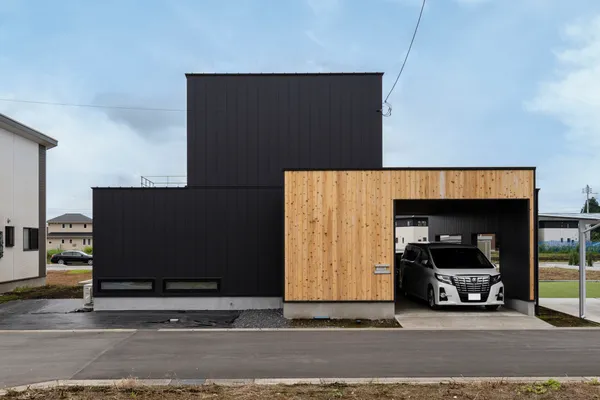 光をたっぷり取り込む コの字型の間取りの外観・ガレージハウス