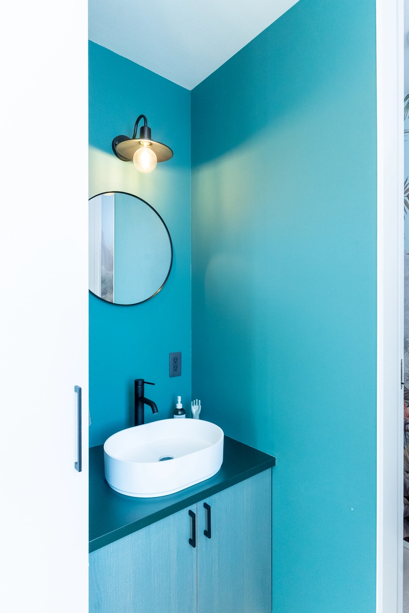 3層吹き抜けの住めるアートギャラリーのトイレ