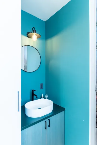 3層吹き抜けの住めるアートギャラリーのトイレ