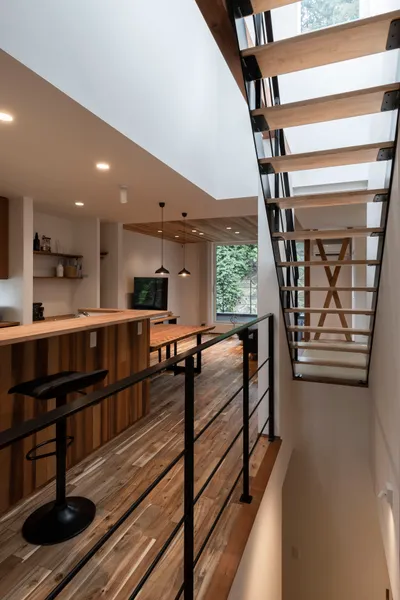 スカイガーデンのある 光があふれる家の吹き抜け・階段