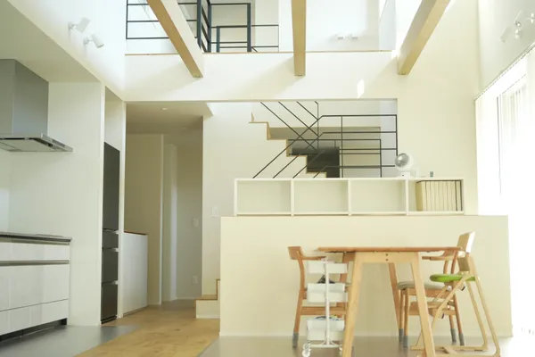 GARANDOU HOUSEのダイニング・キッチン・吹き抜け