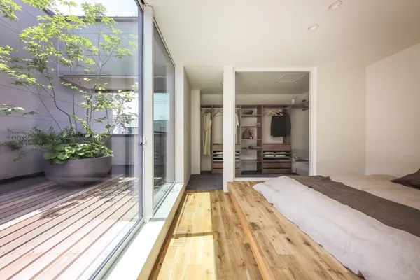 都市で自然を感じる3層の光庭住宅の寝室