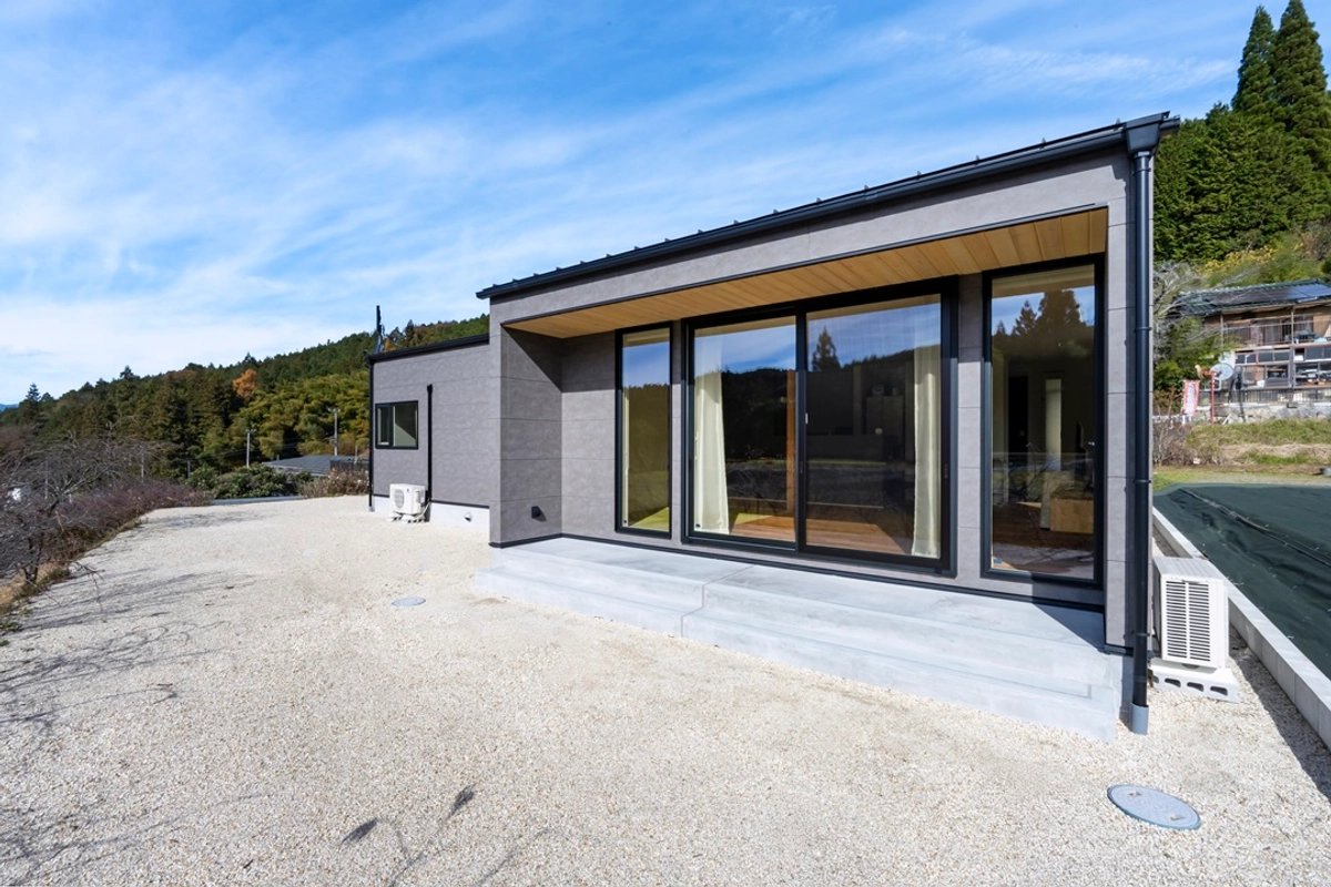 稜線を望む風景に包まれる平屋のテラス・デッキ