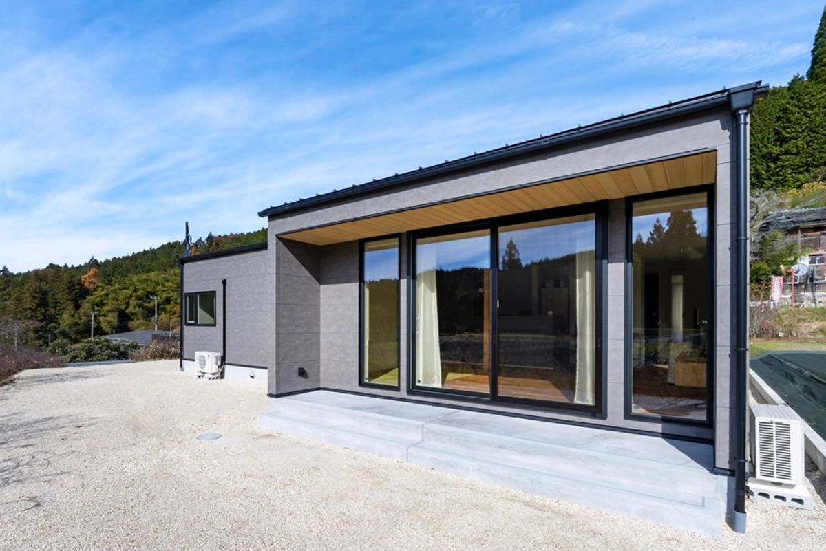 稜線を望む風景に包まれる平屋のテラス・デッキ