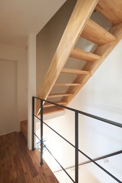 オンとオフをバランスよく形にした家の階段