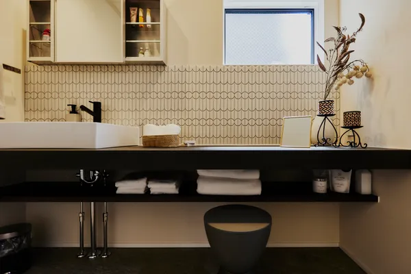 寄り添い、つながる。土間のある家の洗面所