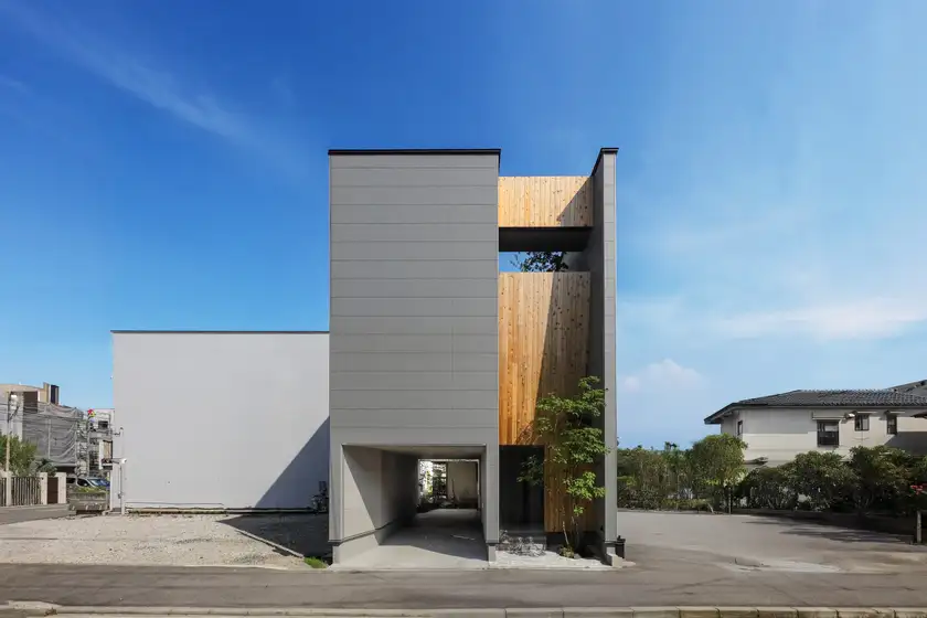 都市で自然を感じる3層の光庭住宅