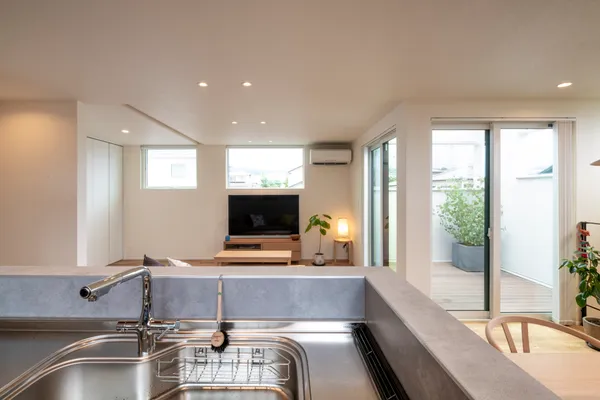 富士山の眺望とプライバシーの両方を叶えた家のキッチン・バルコニー