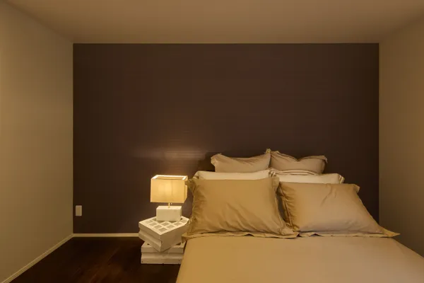 高低差のある敷地に建つ平屋の寝室