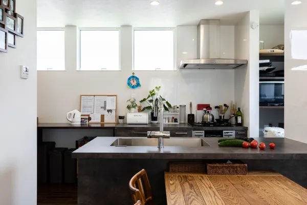 仕事場と居住空間が土間で繋がる家のキッチン