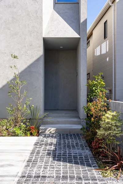 光を導くミッドセンチュリーの家の玄関