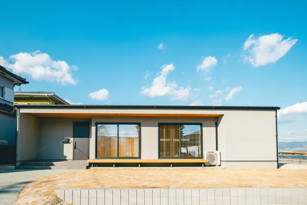 帰りたくなる平屋の家の外観