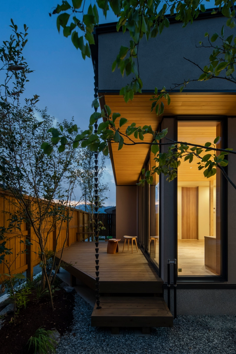 風景に溶け込むコンパクト平屋の外観・庭・中庭