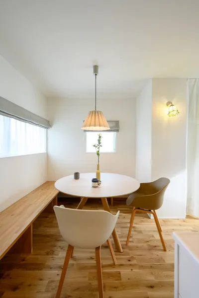 囲み庭のある家のダイニング