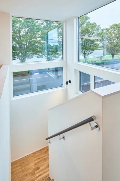 凛と佇み 家族を灯す家の階段