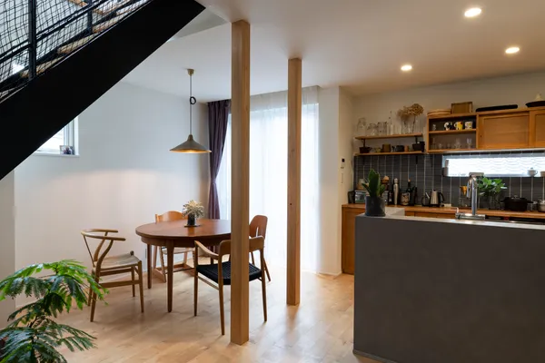 ワンルーム+吹き抜けで広がりのあるLDKを持つ家のダイニング