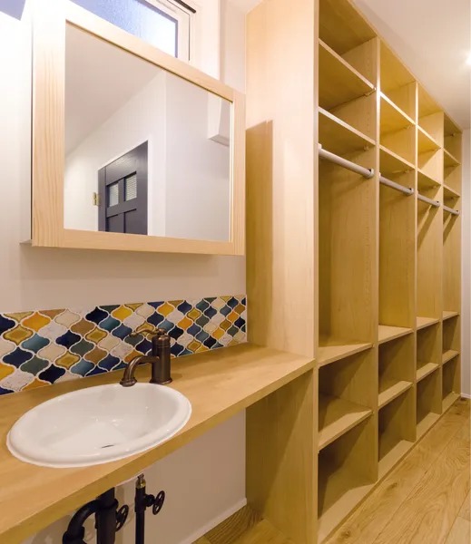 リビングから繋がるインナーバルコニーのある家のクローゼット・洗面所