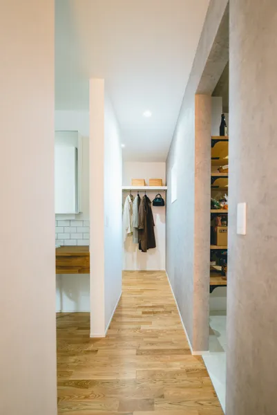 帰りたくなる平屋の家の廊下