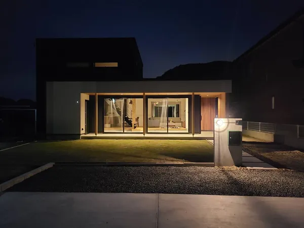 内と外 家族を繋ぐ家の事例トップ画像