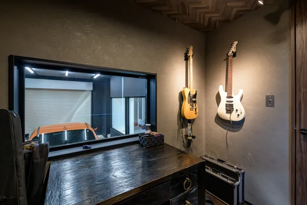 愛車も愛猫も眺めていたい ヌケのある家のワークスペース・ガレージハウス