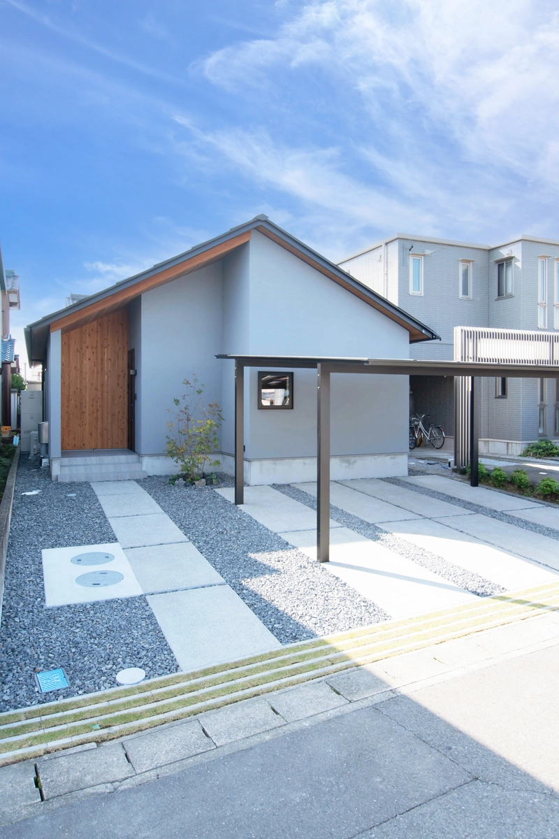 ウチに開く中庭の平屋の外観