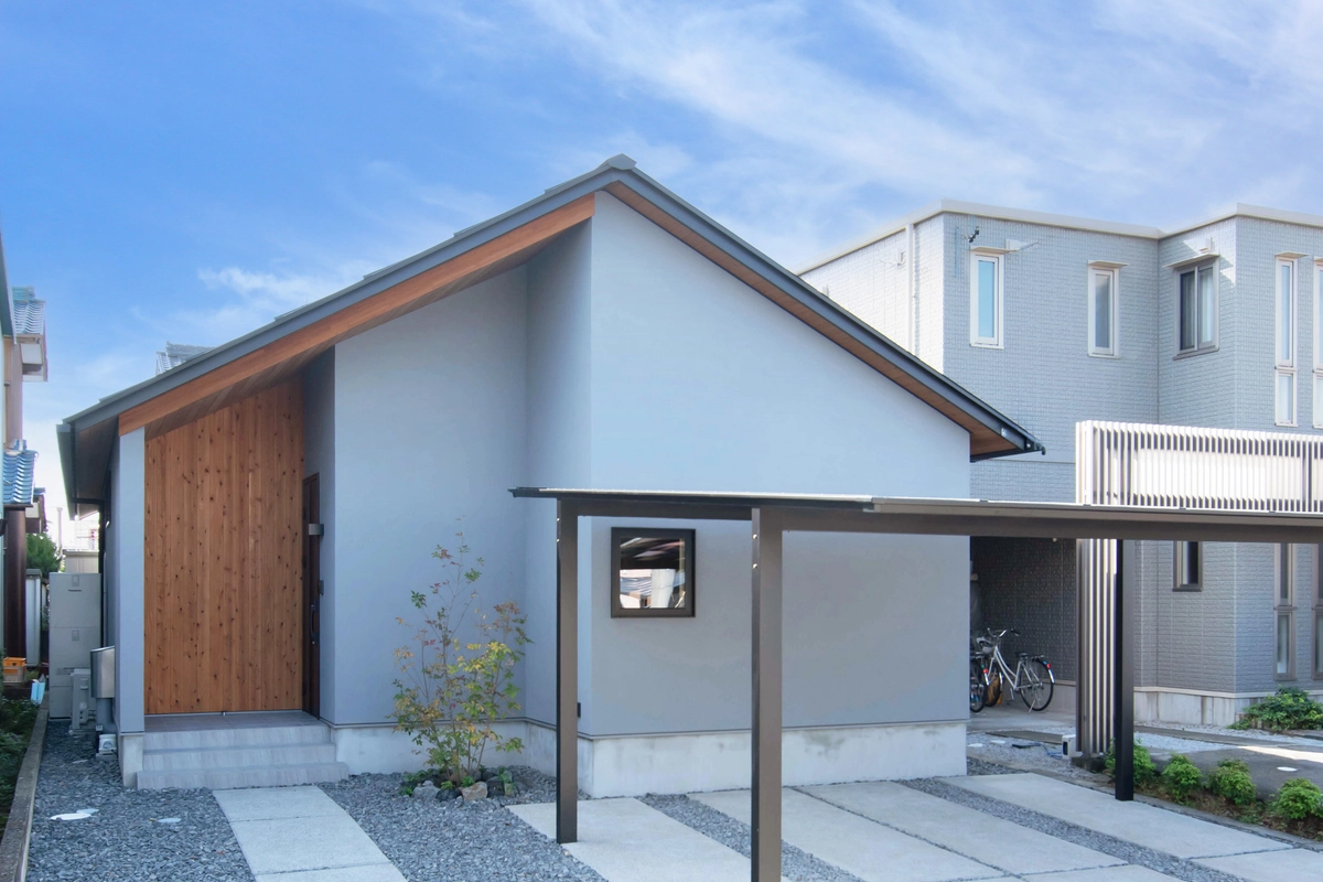 ウチに開く中庭の平屋の外観
