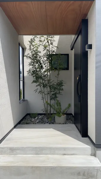 守られた箱の中で気ままに暮らす平屋の玄関