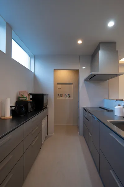 奥行きのあるモノクロの家のキッチン