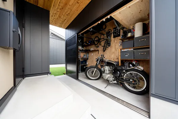 バイクガレージのある通り抜けの平屋のガレージハウス・車庫