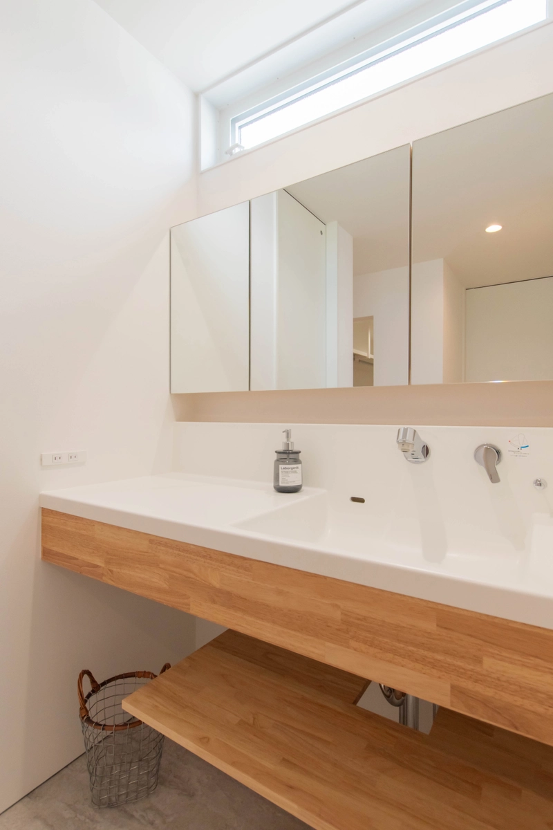 光と風が巡る温もりの平屋の洗面所