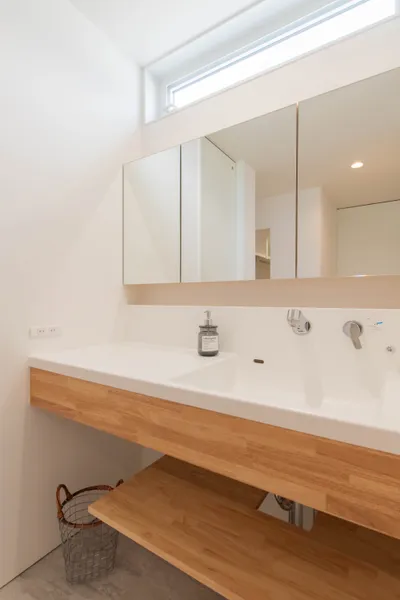 光と風が巡る温もりの平屋の洗面所