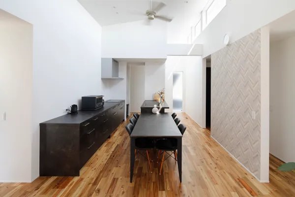 ドアは最小限 ワンルームのような平屋のダイニング・キッチン・アクセントウォール