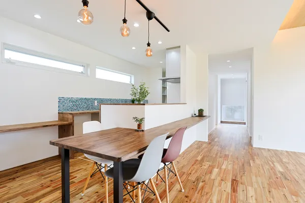 家族が集まる のびやかな平屋建ての家のダイニング