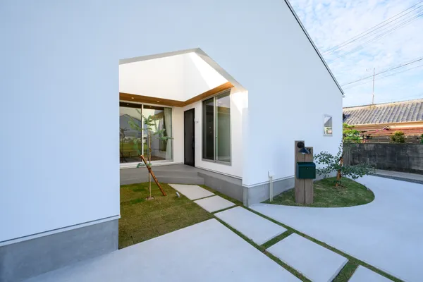 囲み庭のある家の外観・庭・中庭