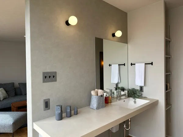 敷地を活かした いくつもの面をもつ家の洗面所