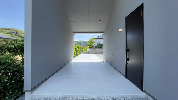 ダイナミックな勾配天井の平屋の玄関・ガレージハウス・車庫