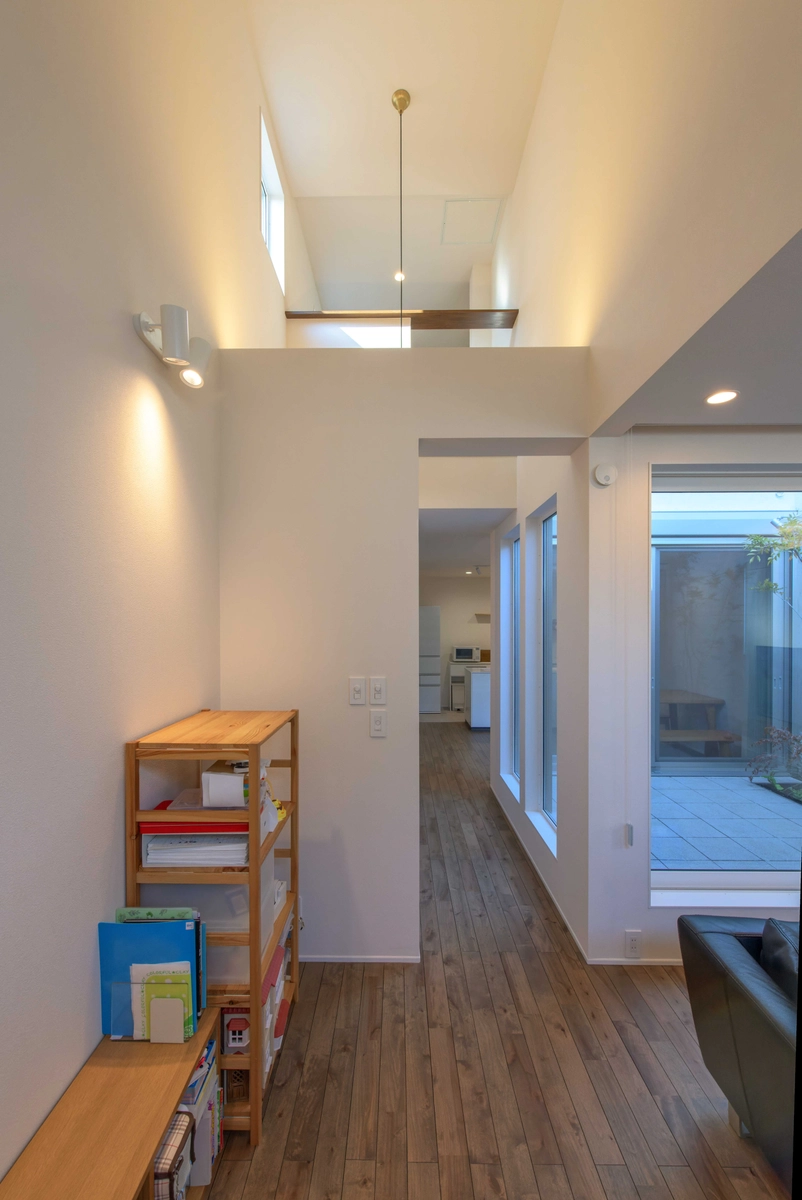 2階にパティオのある家の吹き抜け・廊下