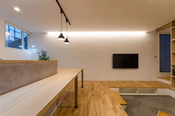 バルコニーが建物に個性的な魅力を添える家のリビング・ダイニング
