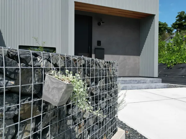 眺望も庭 二つ庭のある家の外観