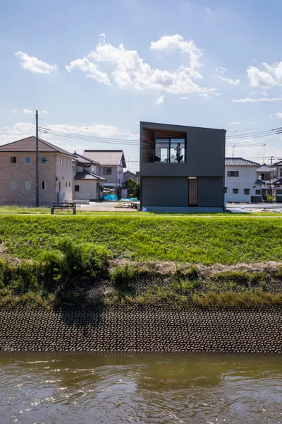 風景と重なる大きな窓の家