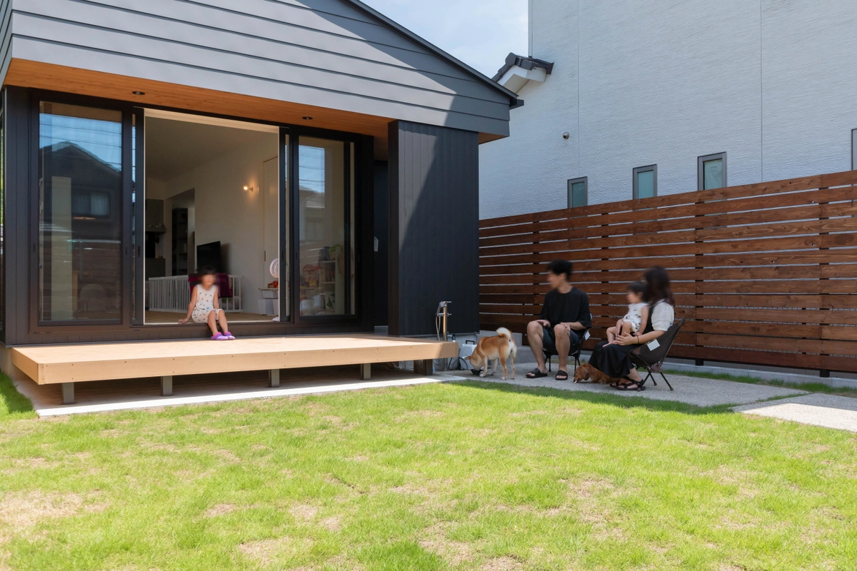 外構の壁で敷地を最大限に活かす家のテラス・デッキ