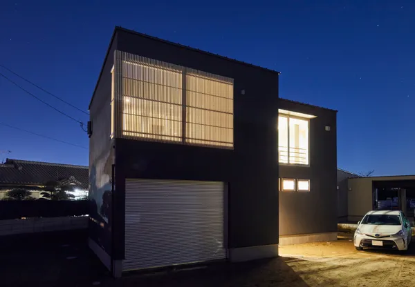 街に佇む2つの箱の事例トップ画像