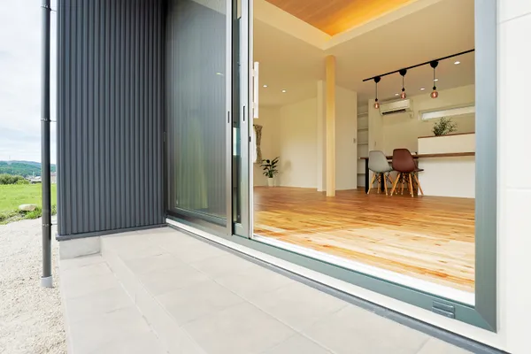 家族が集まる のびやかな平屋建ての家のリビング・テラス・デッキ