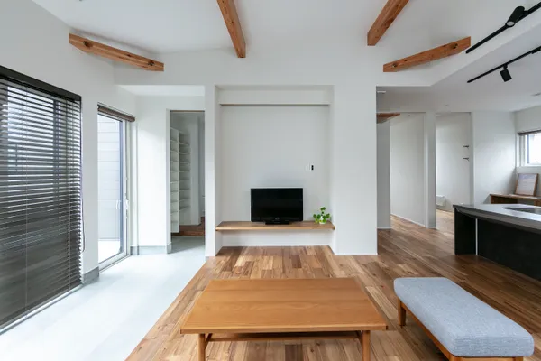 シンプルなデザインに暮らす平屋のリビング・土間