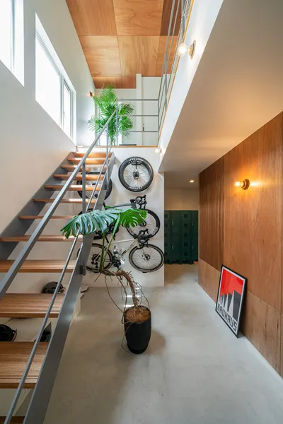 光を導くミッドセンチュリーの家の吹き抜け・階段・土間