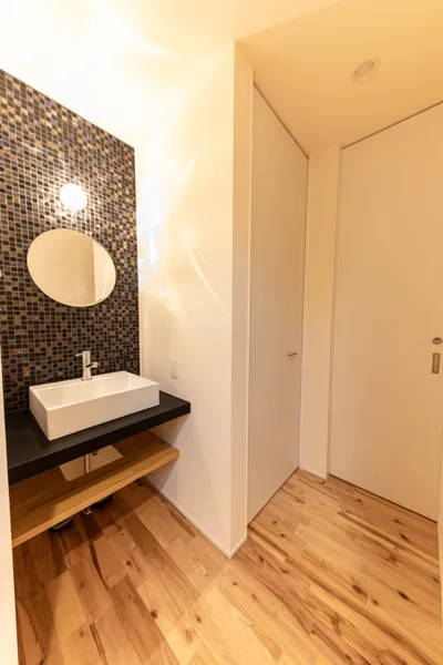 夫妻が趣味を満喫できる家の洗面所・アクセントウォール