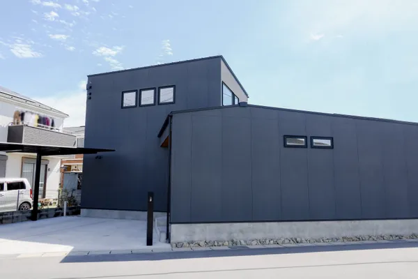 三角形の敷地もテラスで特別な空間 くの字の家の外観